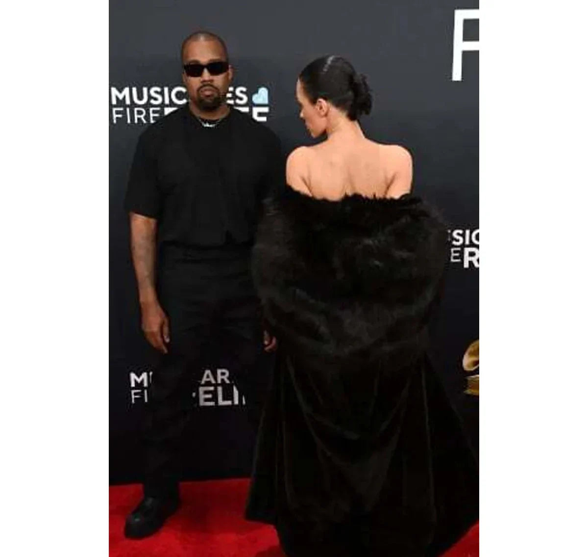 Bianca-Censori-Grammys-2025-Black-Fur-Coat-Outfit
